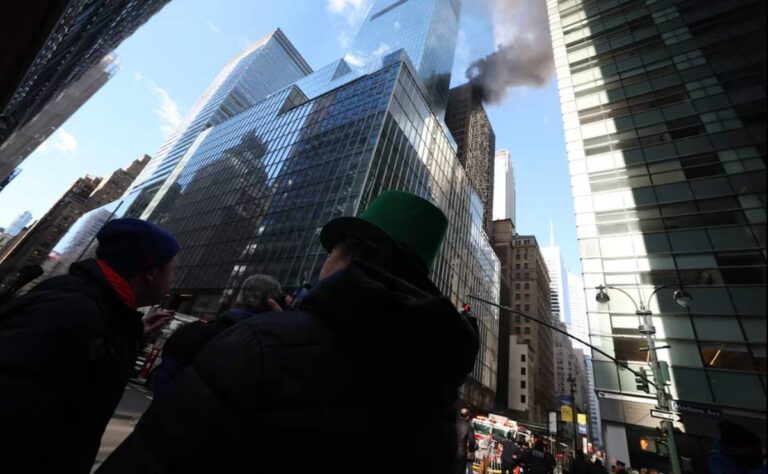 Se incendia edificio en Manhattan en pleno desfile de San Patricio