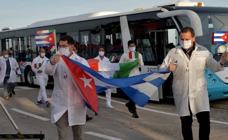 Sheinbaum confirma que Gobierno de México seguirá contratando médicos cubanos
