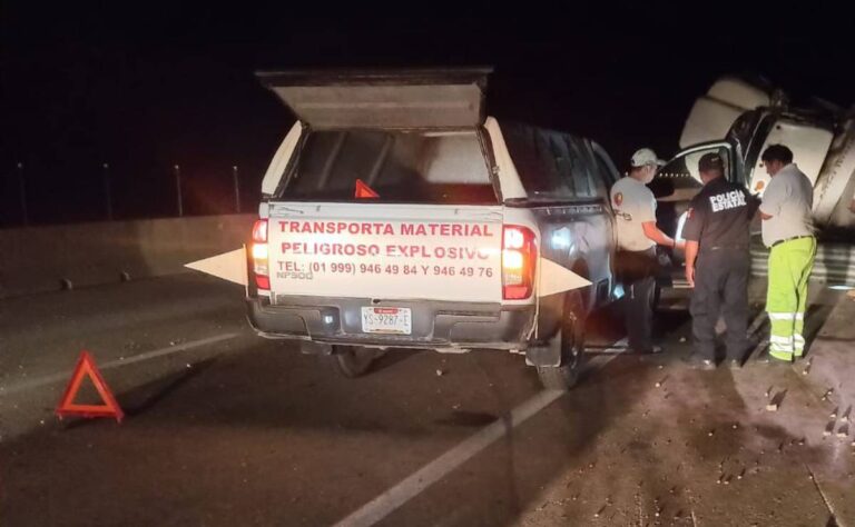 CONTINÚAN AUTORIDADES TRABAJANDO EN LA ATENCIÓN DE VOLCADURA DE CAMIÓN EN LA AUTOPISTA MÉRIDA-CANCÚN.