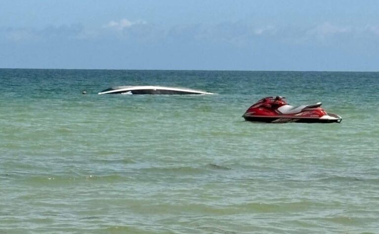 REPORTAN EMBARCACIÓN VOLCADA EN TELCHAC PUERTO