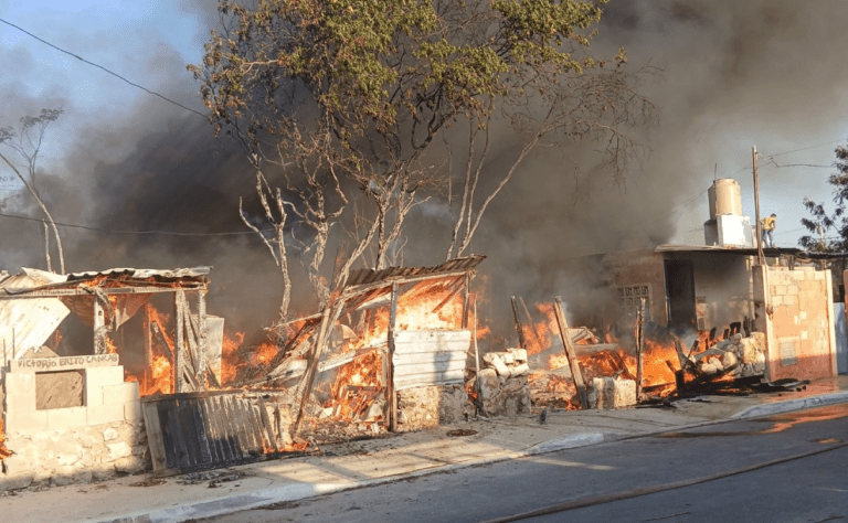 Voraz incendio afecta a 7 viviendas en Dzununcán, comisaría de Mérida